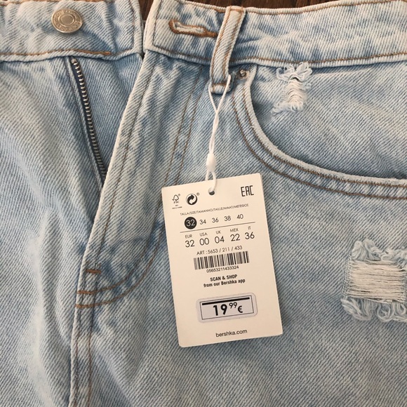 Distressed jean skirt from Bershka never worn - Picture 4 of 4